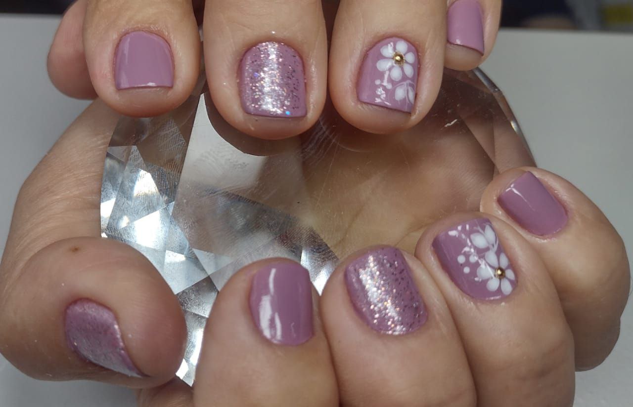 Nail art floral rosa com glitter e decoração de flores - Unhas Decoradas Ubiratã