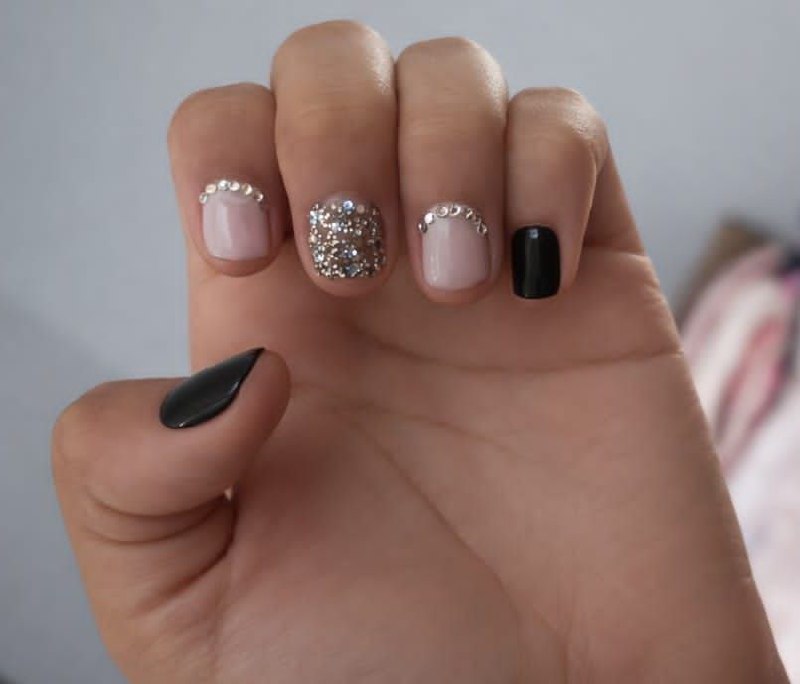 Unhas decoradas preto e nude com pedrarias e glitter - Decoração Luxo Ubiratã