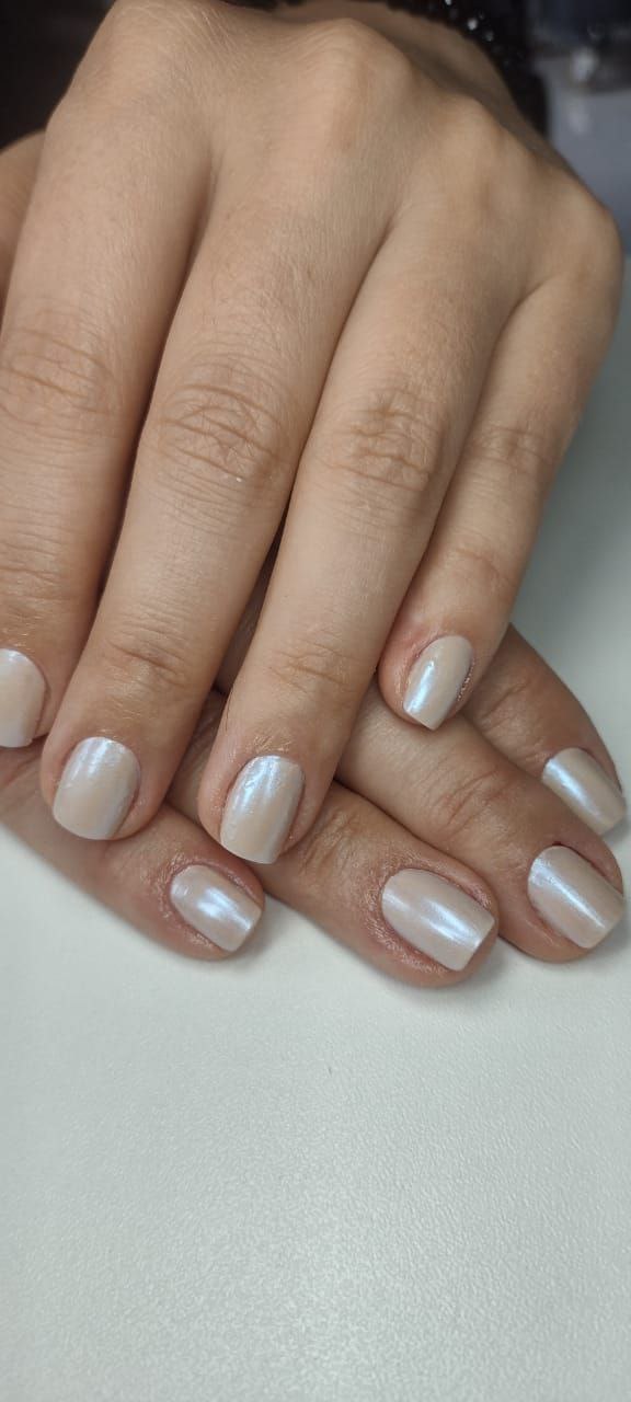 Unhas nude perolado com acabamento natural - Nail Designer Ubiratã